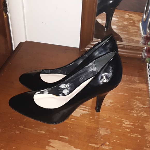 selling some black high heels - Picture 4 of 4